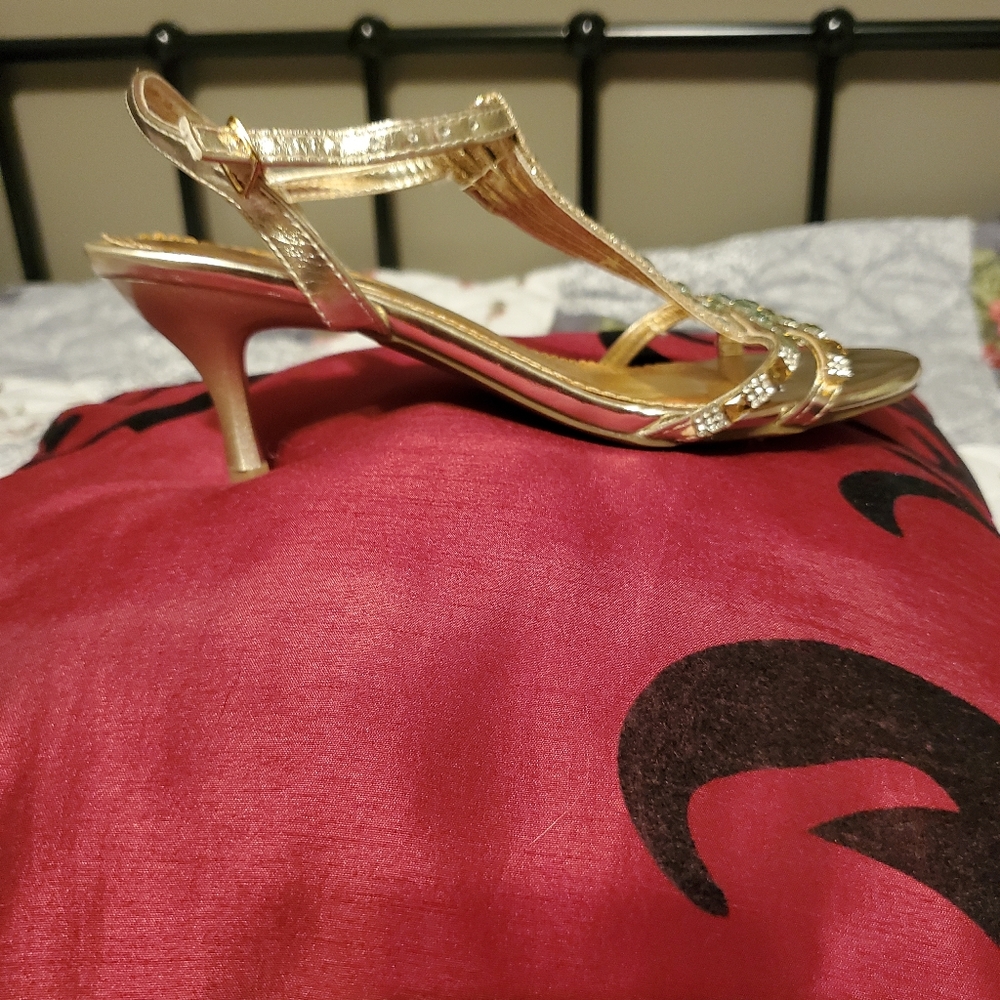 Gold sandals with glass diamonds. - Picture 5 of 5